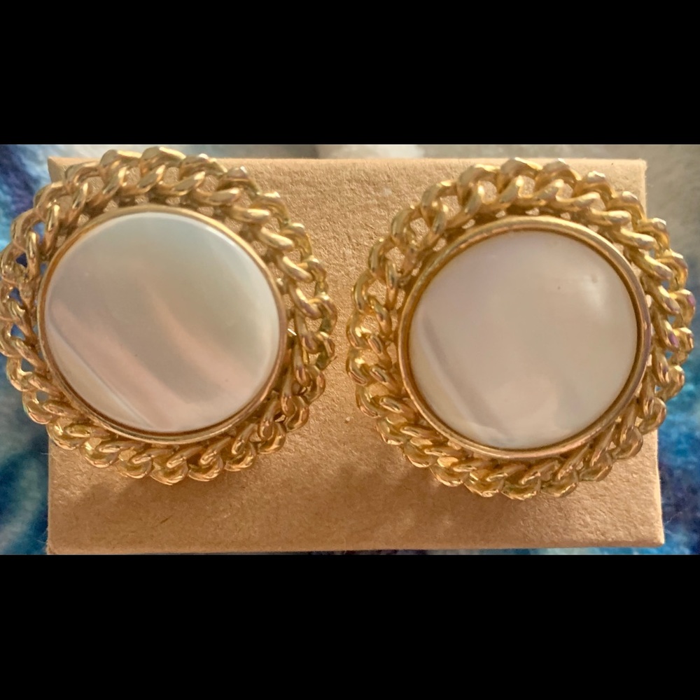 Vintage Mother of Pearl Clip On Earrings